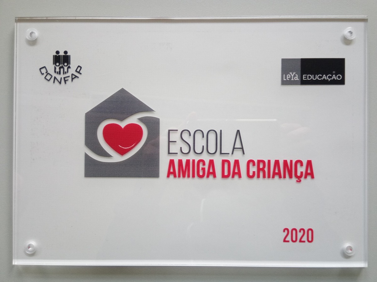 21 05 07 placa parabens escola amiga crianca